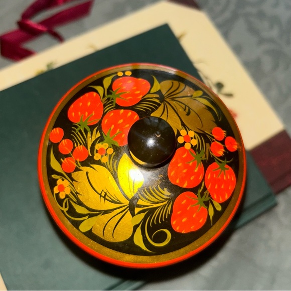 Vintage Kodachka Russian Hand Painted Wood Strawberry Lacquer Cup USSR Lidded - Picture 3 of 6